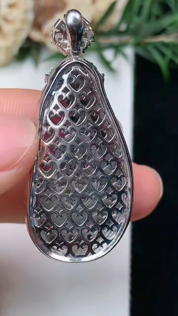 天然A货翡翠福豆吊坠，尺寸43.2-19-10.2，裸石29.7-15.4，重量:12.10g
8月7日，重量:12.10g