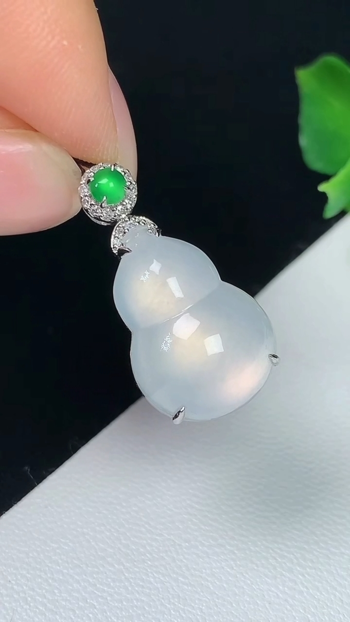 天然A货翡翠白冰葫芦吊坠，尺寸17-12.2-8.4，重量:3.71g
8月7日