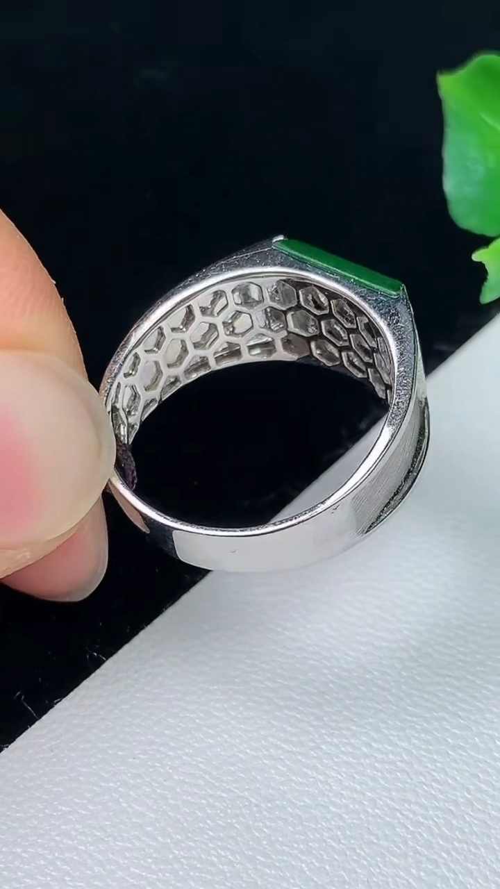 天然A货翡翠马鞍戒指，尺寸17-9-7.8，重量:3.28g2026年8月7日
工厂直销收藏佳品,种好水足，色泽均匀，有种有色，上手高大气！