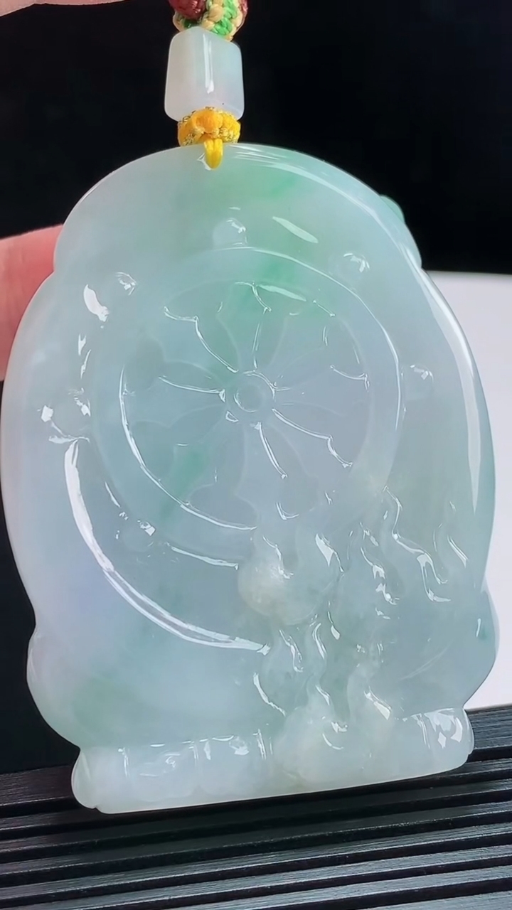天然A货翡翠虚空藏菩萨吊坠，尺寸63-48.3-13 重量:81.28g
8月7日