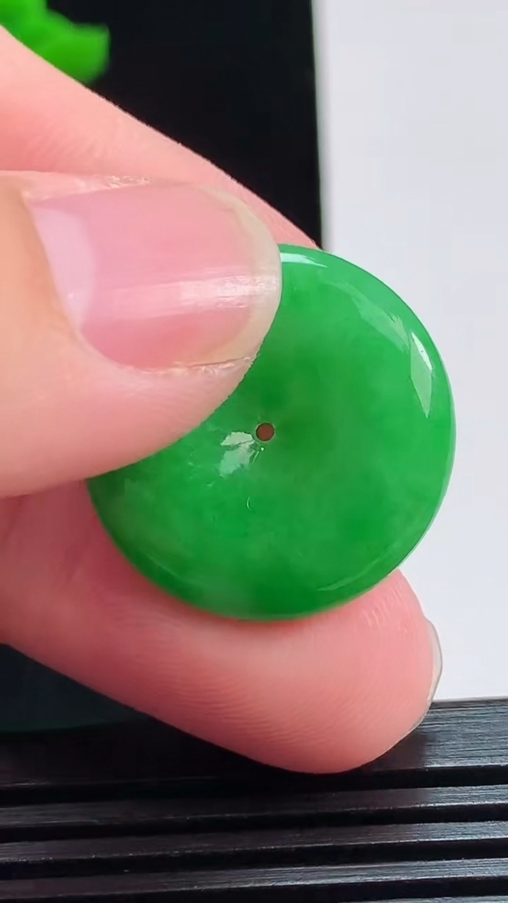 天然A货翡翠平安扣吊坠，尺寸23-5.2 重量:5.78g
8月7日