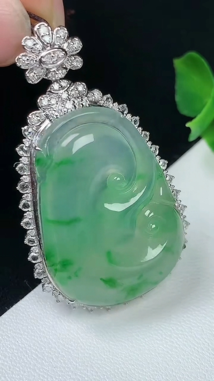 天然A货翡翠如意吊坠，尺寸48-28-10.3，裸石32.6-23.3，重量:10.71g
8月7日，重量:10.71g