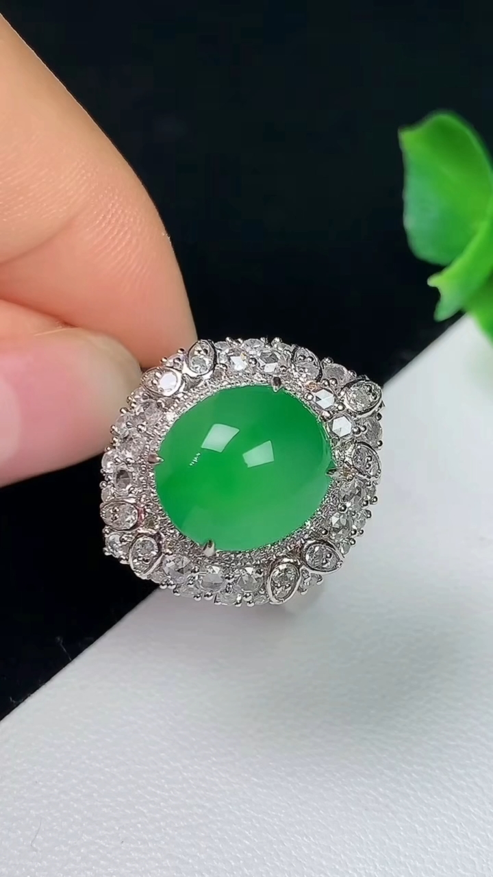 天然A货翡翠蛋面戒指 吊坠两用款，尺寸17.6-11-9.9，重量:7.32g2026年8月7日
工厂直销收藏佳品,种好水足，色泽均匀，有种有色，上手高大气！