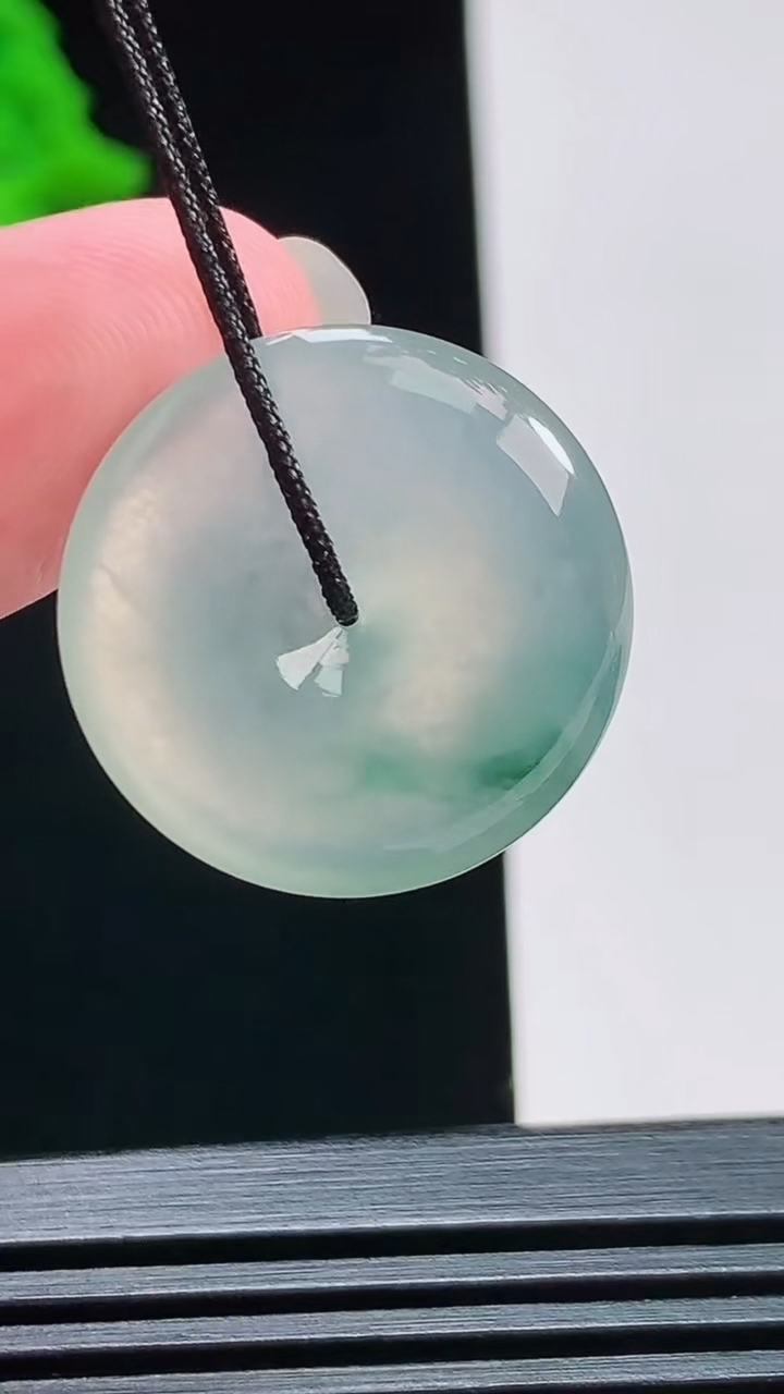 天然A货翡翠冰种飘花平安扣吊坠，尺寸21.5-4.8 重量:4.43g
8月7日