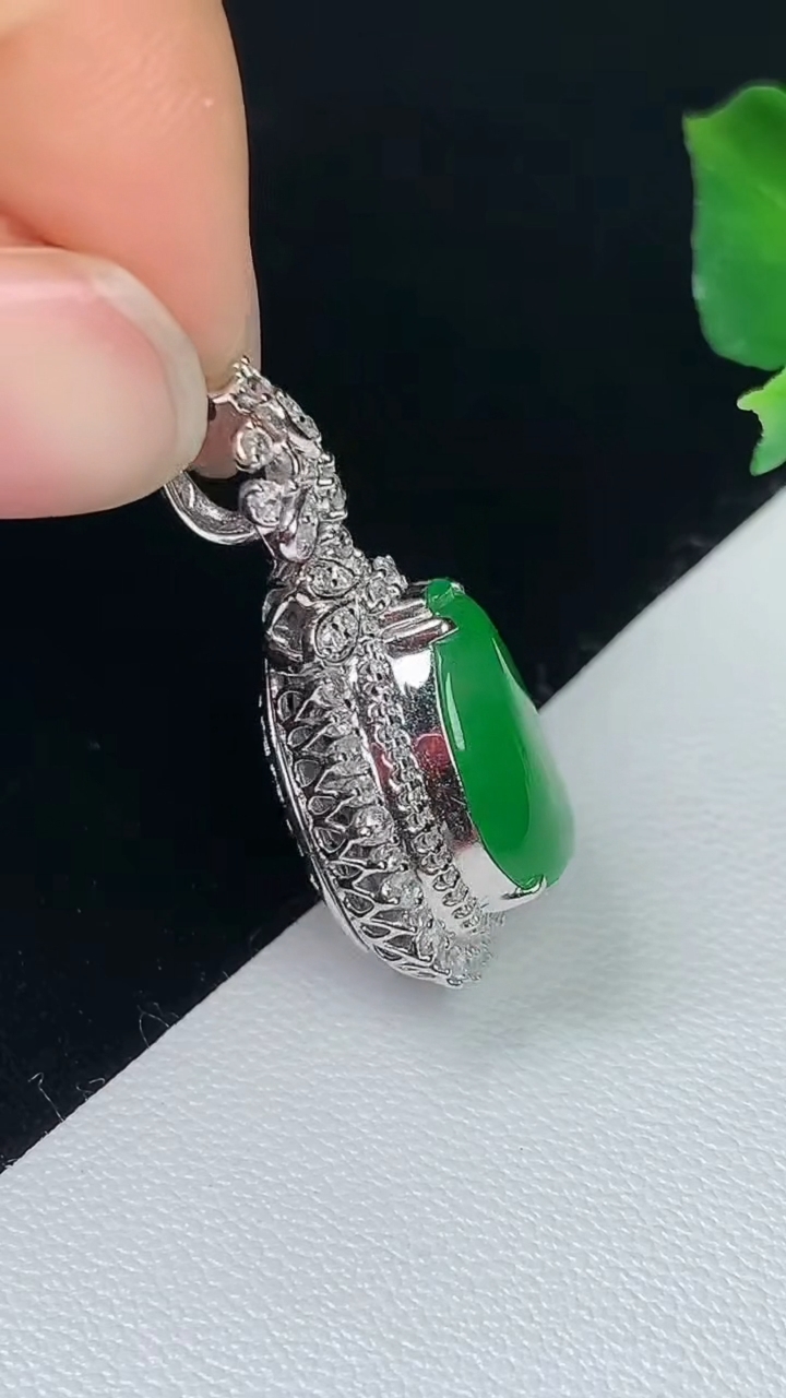 天然A货翡翠福瓜吊坠，尺寸27.2-16.7-9.6，裸石13-11.7，重量:3.74g
8月7日