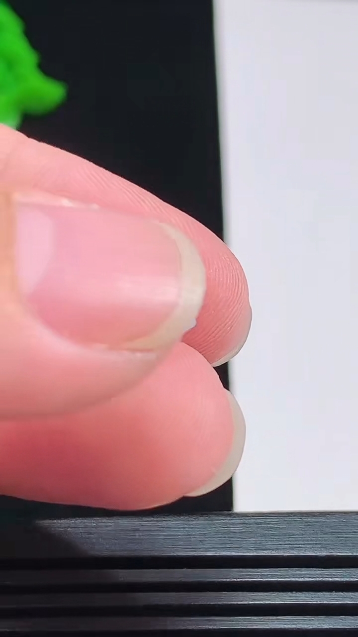 天然A货翡翠蛋面镶嵌件，尺寸9.2-8.2-4.2 重量:0.66g
8月7日