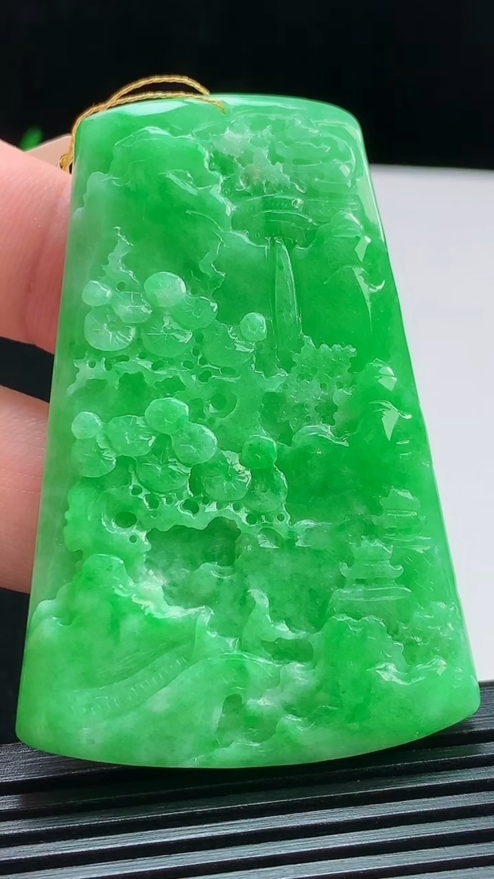 天然A货翡翠山水牌吊坠，尺寸62-42-6.8 重量:39.71g
8月7日
