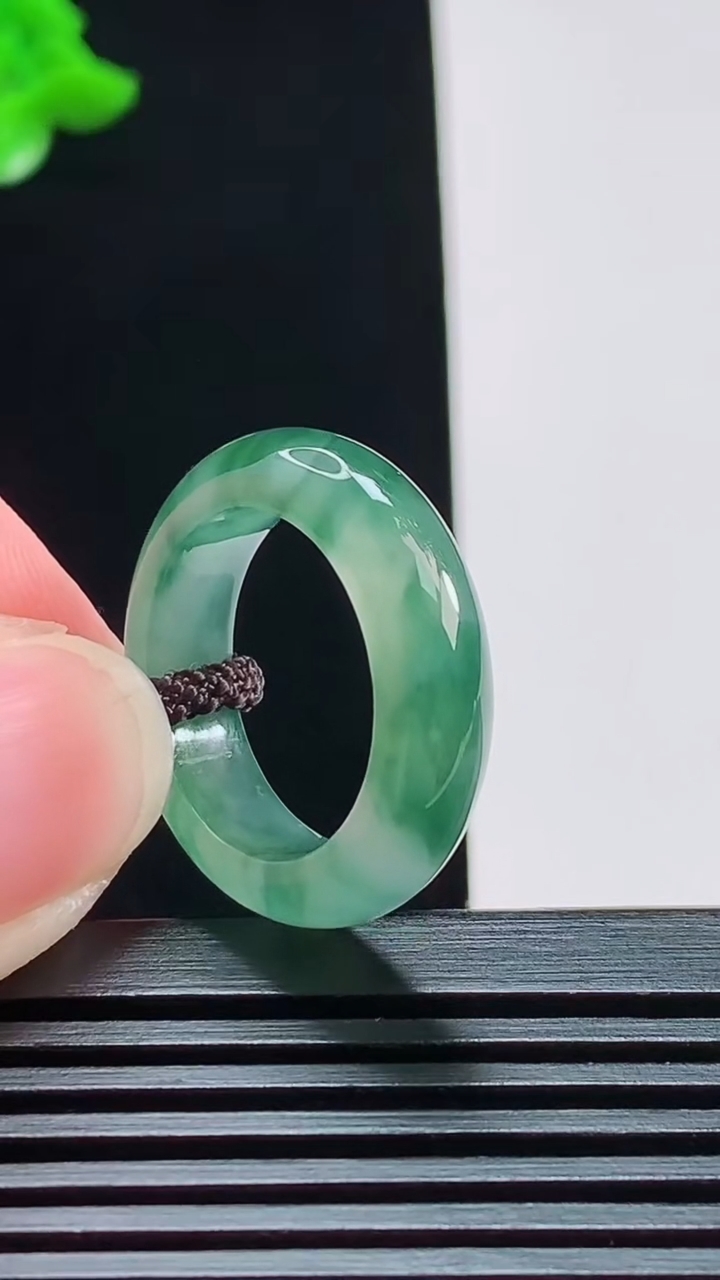 天然A货翡翠冰种飘花玉指环 戒指，尺寸16.8-5.6-3.5 重量:4.08g2026年8月7日
