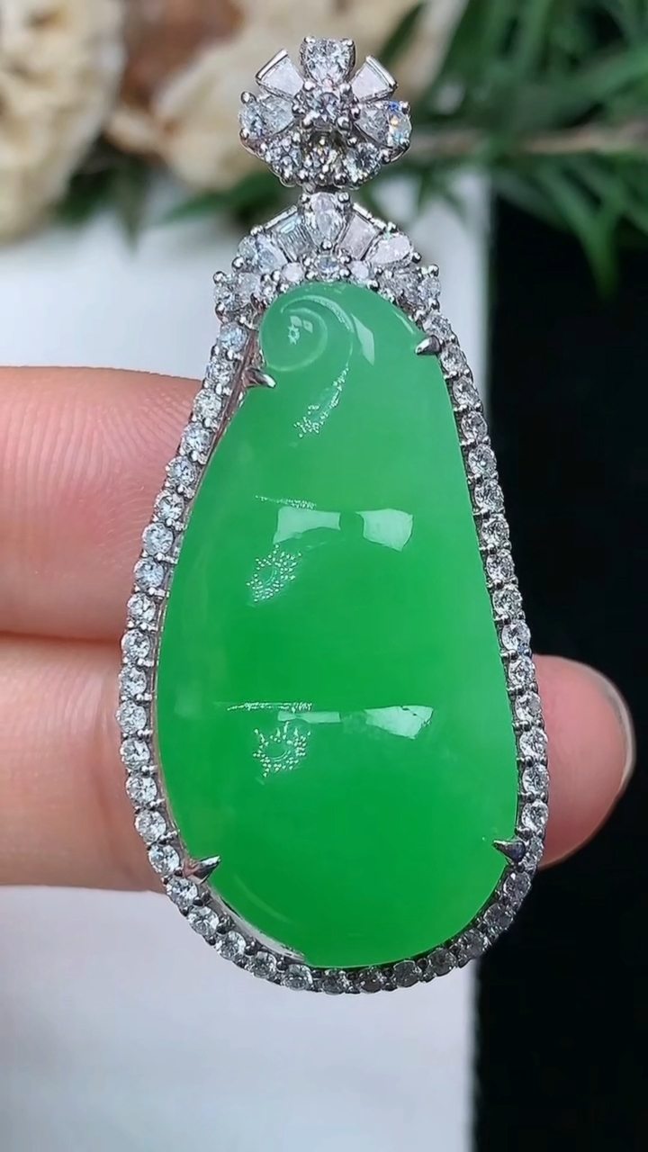 天然A货翡翠福豆吊坠，尺寸43.2-19-10.2，裸石29.7-15.4，重量:12.10g
8月
