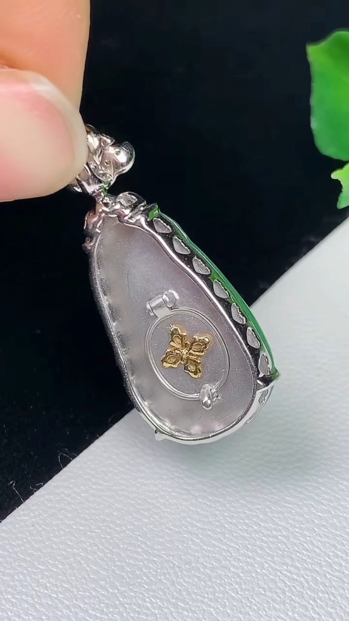 天然A货翡翠如意吊坠，尺寸20.2-12.3-5.5，重量:3.26g
8月7日
