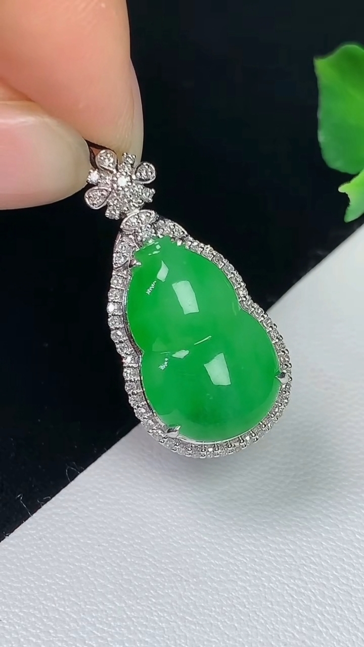 天然A货翡翠葫芦吊坠，尺寸27-13.7-8.8，裸石16.9-11，重量:4.72g
8月7日