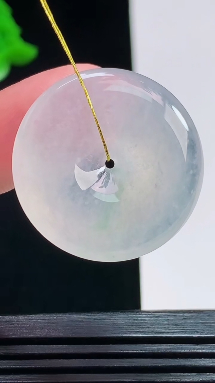 天然A货翡翠平安扣吊坠，尺寸28-5.5 重量:9.29g
8月7日