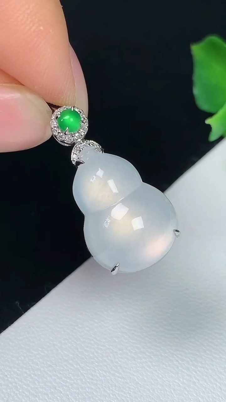 天然A货翡翠白冰葫芦吊坠，尺寸17-12.2-8.4，重量:3.71g
8月7日