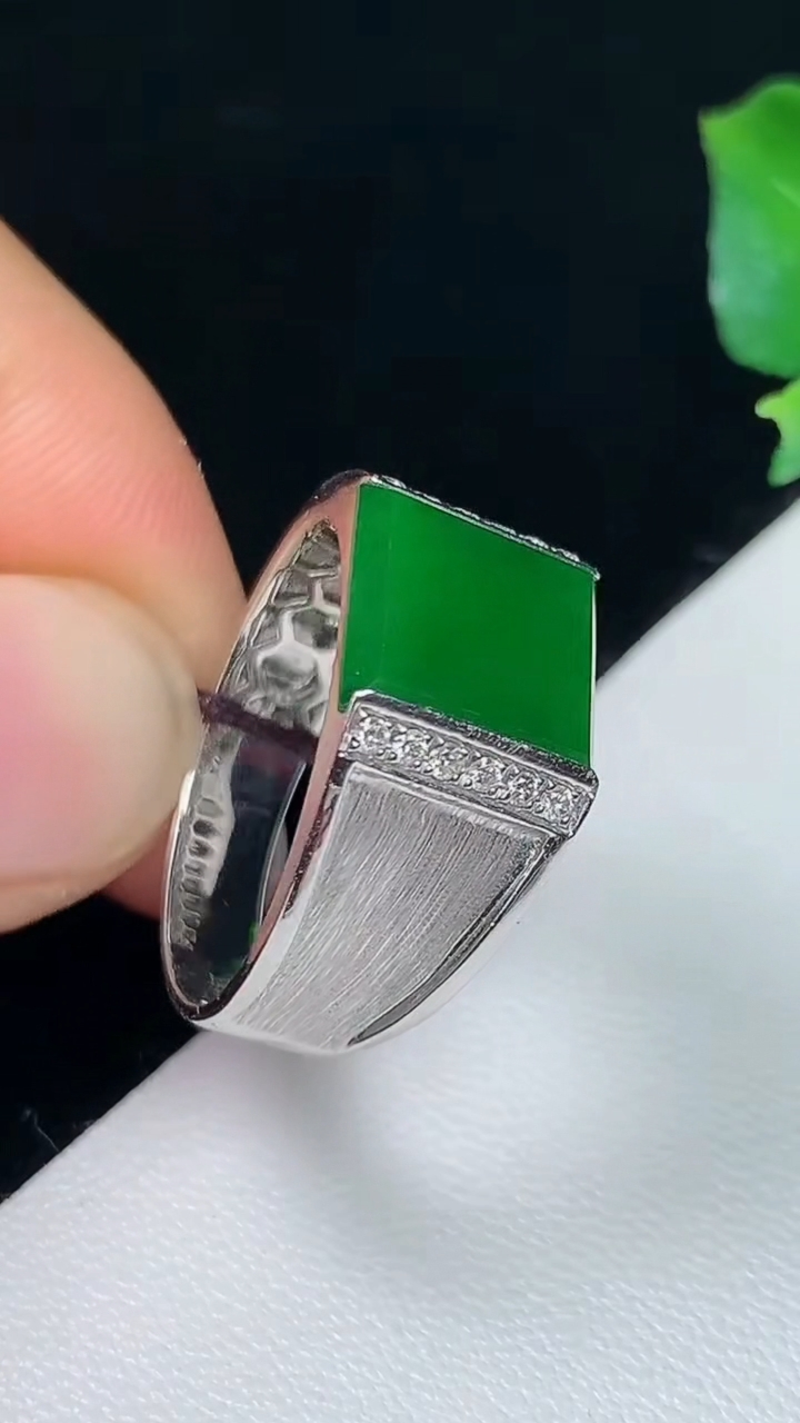 天然A货翡翠马鞍戒指，尺寸17-9-7.8，重量:3.28g2026年8月7日
工厂直销收藏佳品,种好水足，色泽均匀，有种有色，上手高大气！