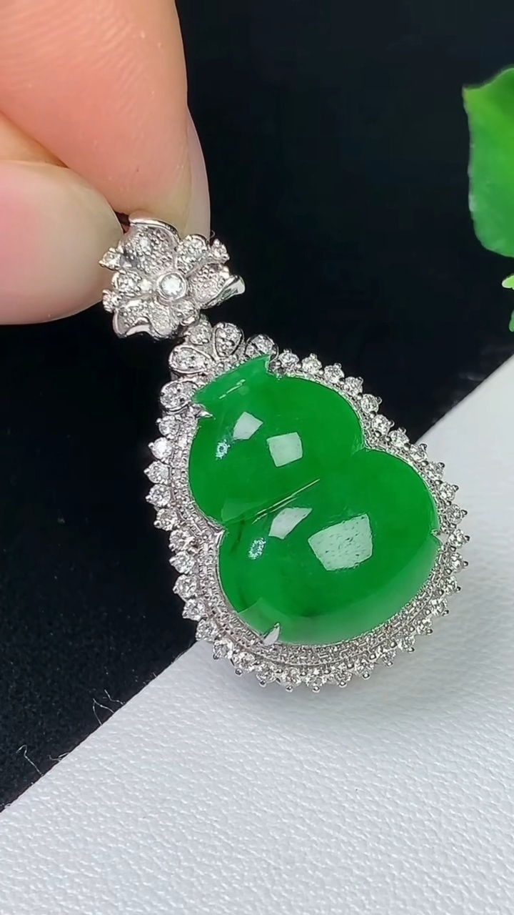 天然A货翡翠葫芦吊坠，尺寸30.4-17.7-11.6，裸石16.4-13，重量:5.47g
8月7日
