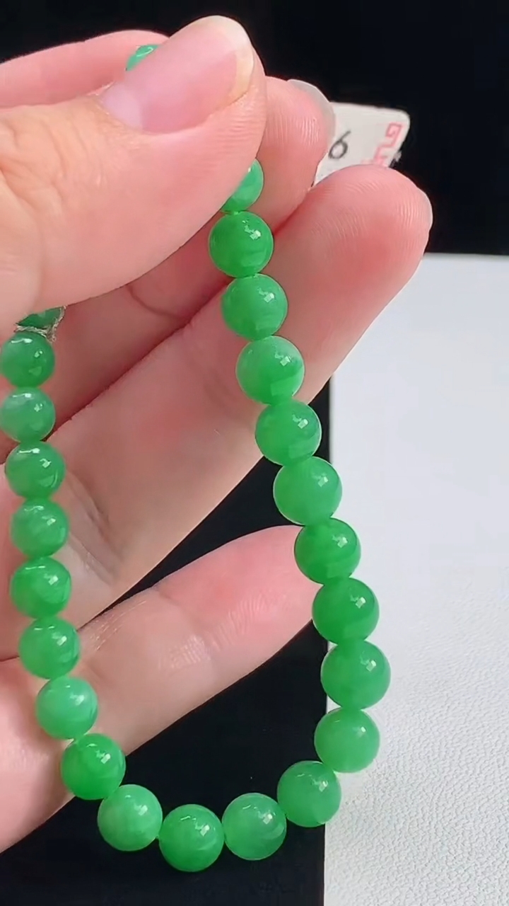 天然A货翡翠圆珠手串，尺寸7-28颗 重量:13.68g8月7日
工厂直销收藏佳品,种好水足，色泽均匀，有种有色，上手高大气！