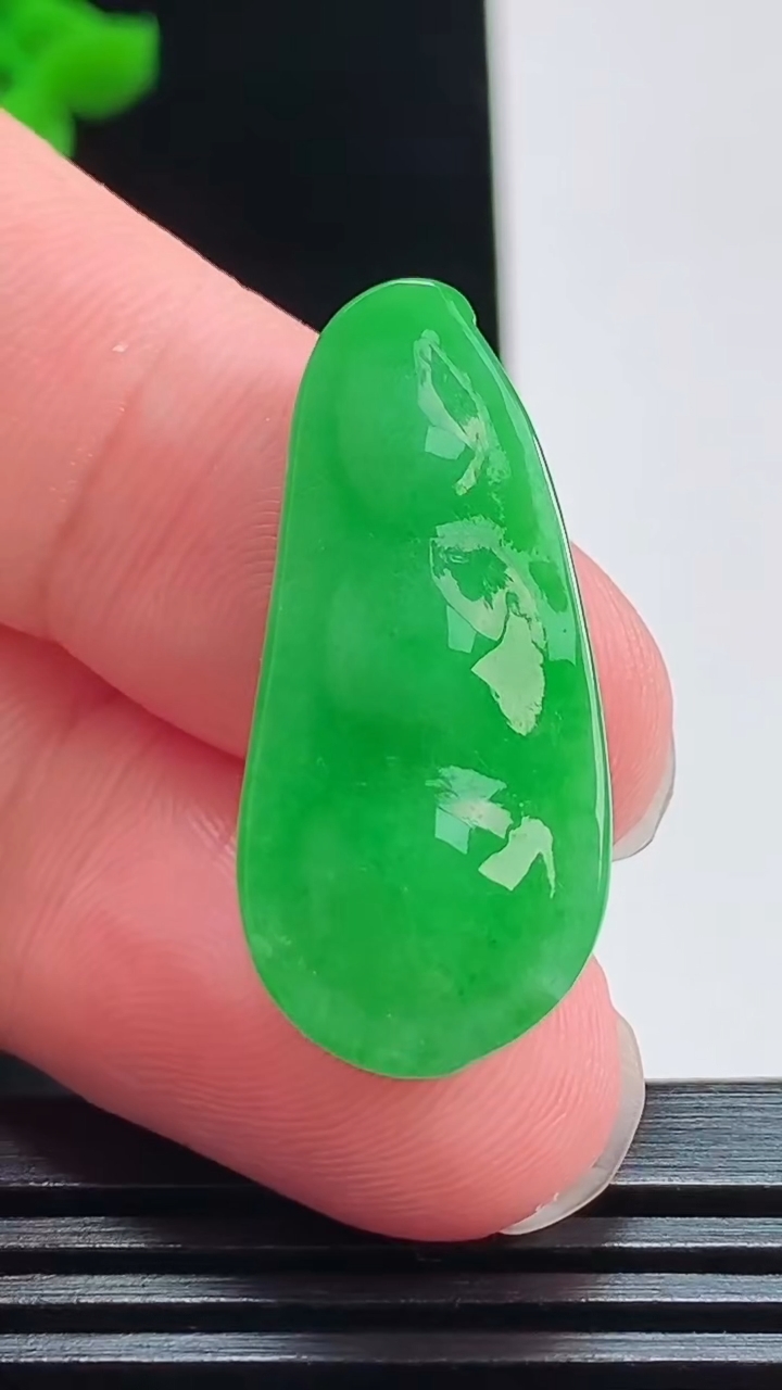 天然A货翡翠福豆吊坠，尺寸31-14-6.2，重量:4.31g
8月7日