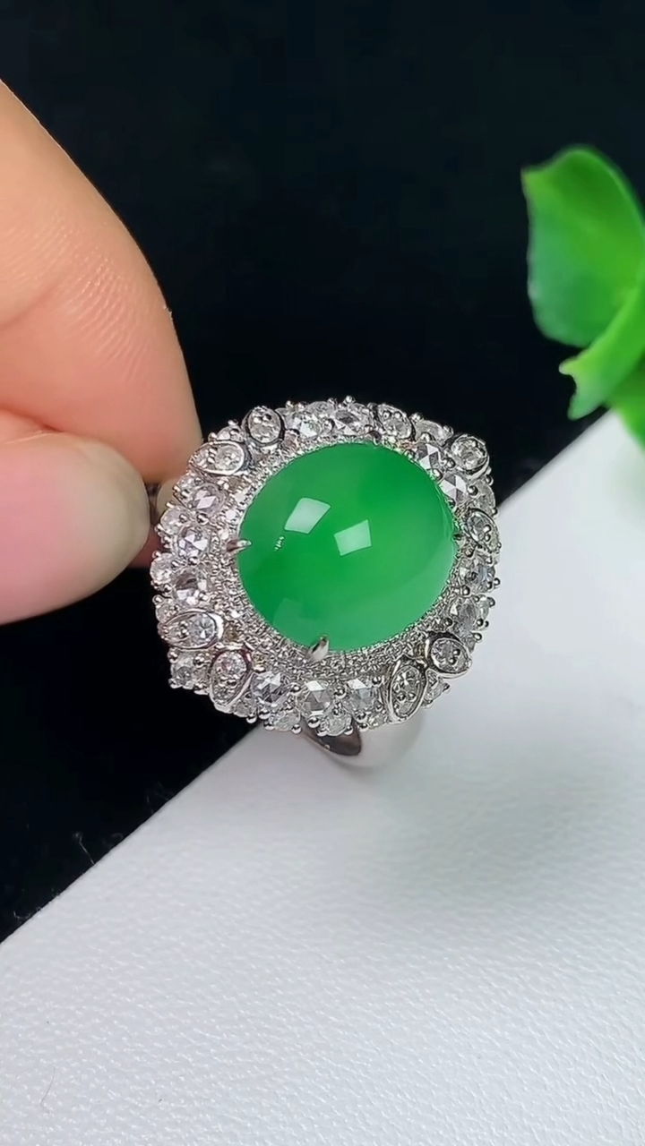 天然A货翡翠蛋面戒指 吊坠两用款，尺寸17.6-11-9.9，重量:7.32g2026年8月7日
工