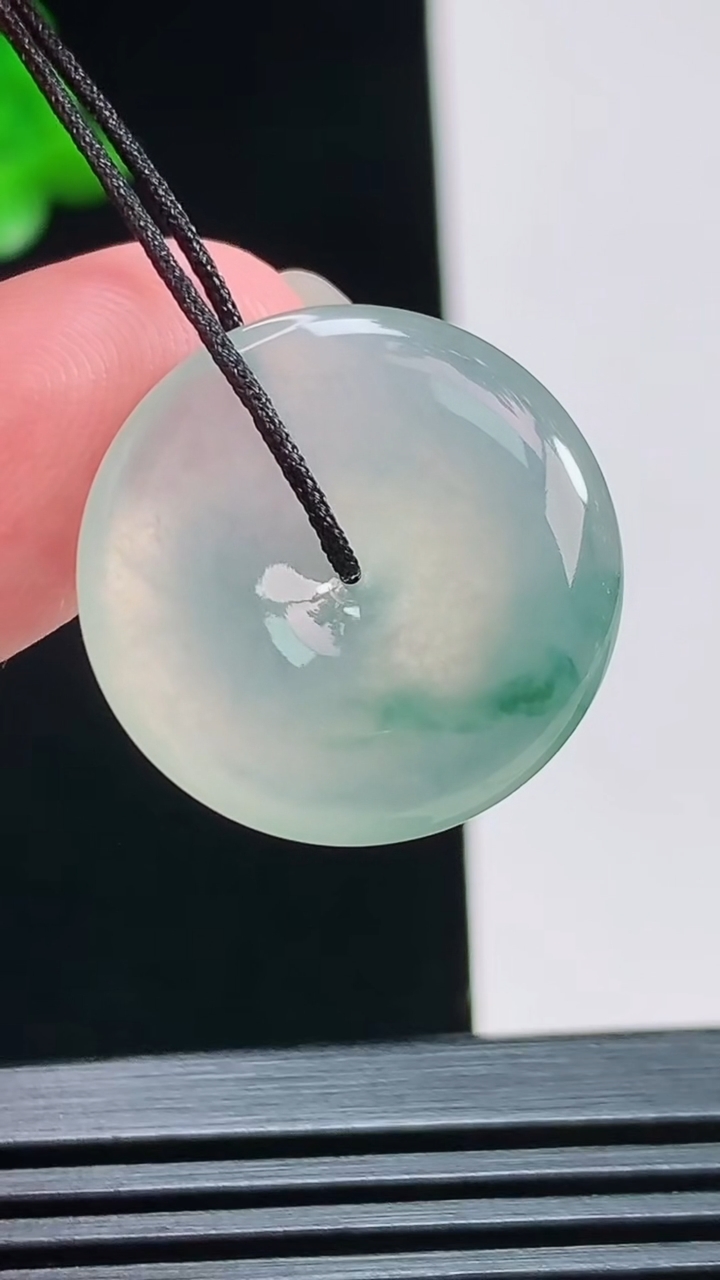 天然A货翡翠冰种飘花平安扣吊坠，尺寸21.5-4.8 重量:4.43g
8月7日