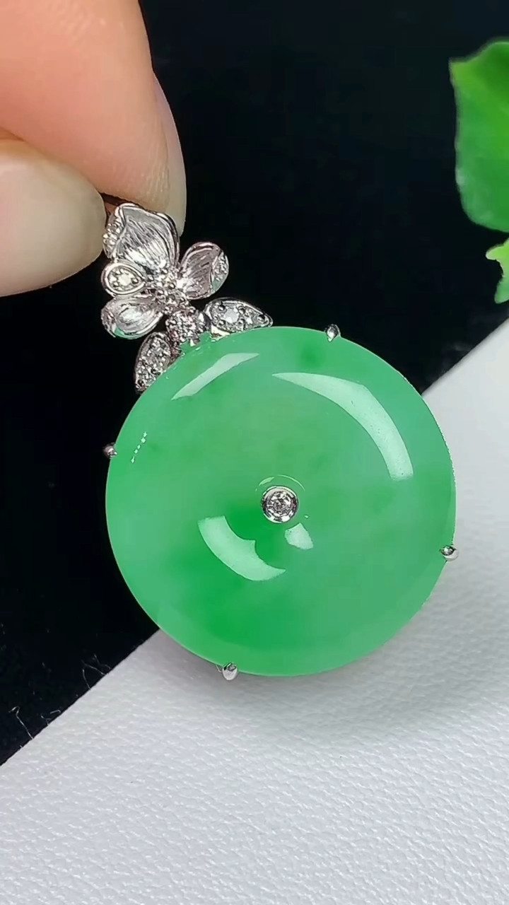 天然A货翡翠平安扣吊坠，尺寸19.5-6.7，重量:5.84g
8月7日