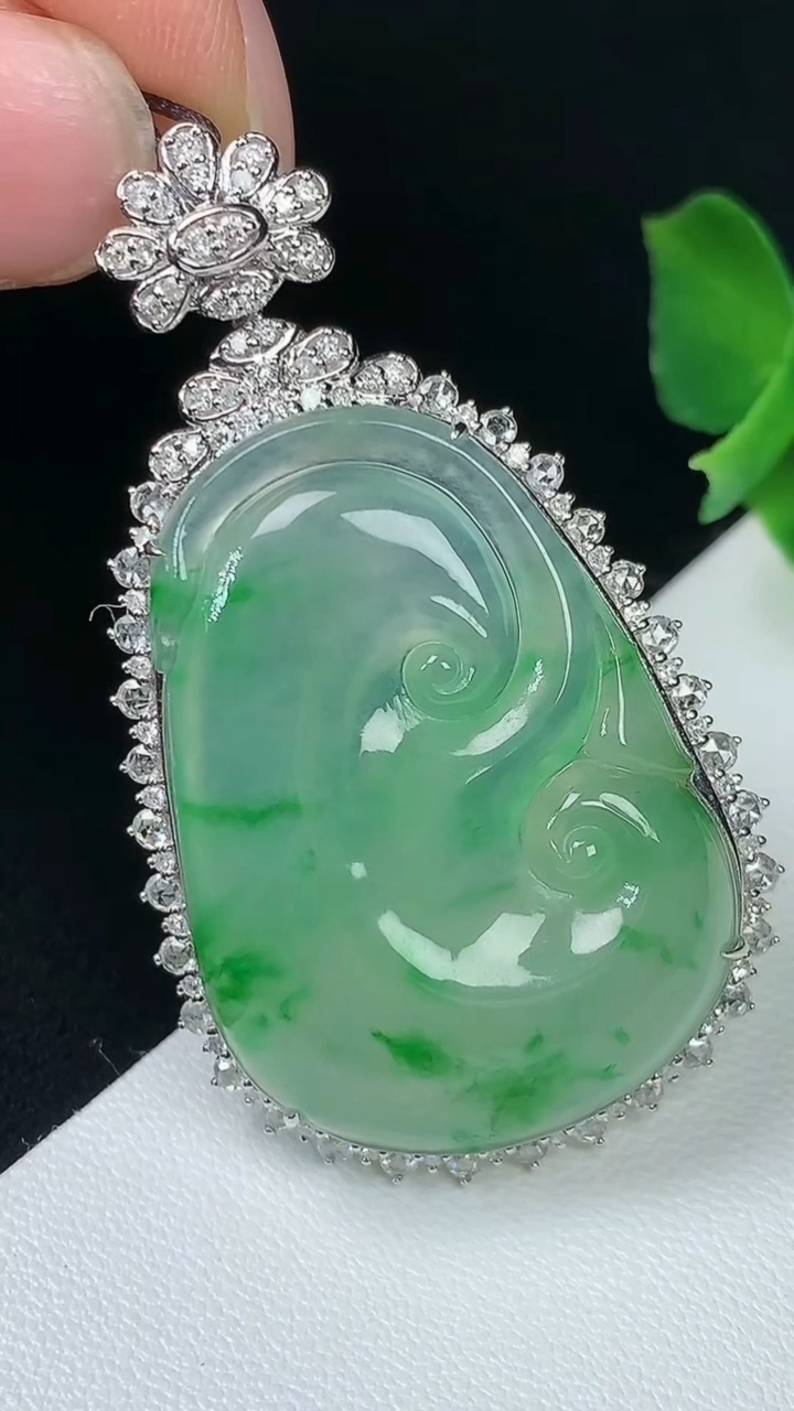 天然A货翡翠如意吊坠，尺寸48-28-10.3，裸石32.6-23.3，重量:10.71g
8月7日