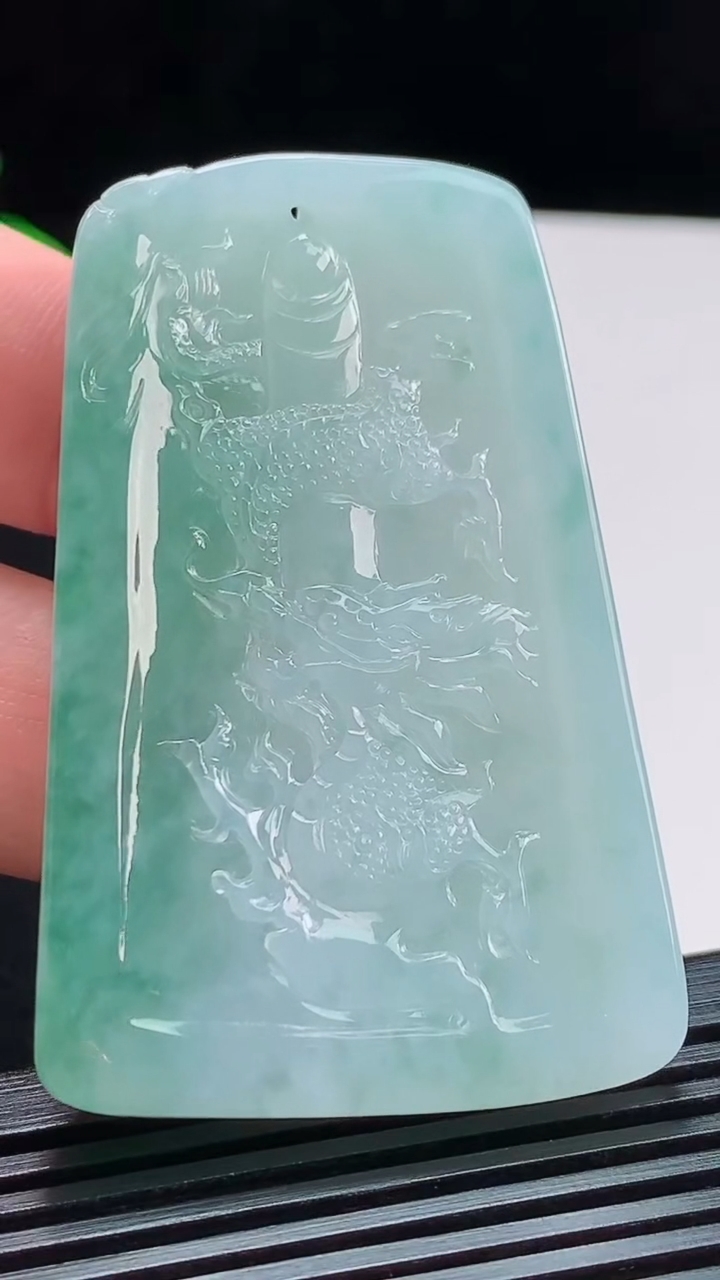 天然A货翡翠山水牌吊坠，尺寸57-37-8.5 重量:45.76g
8月7日