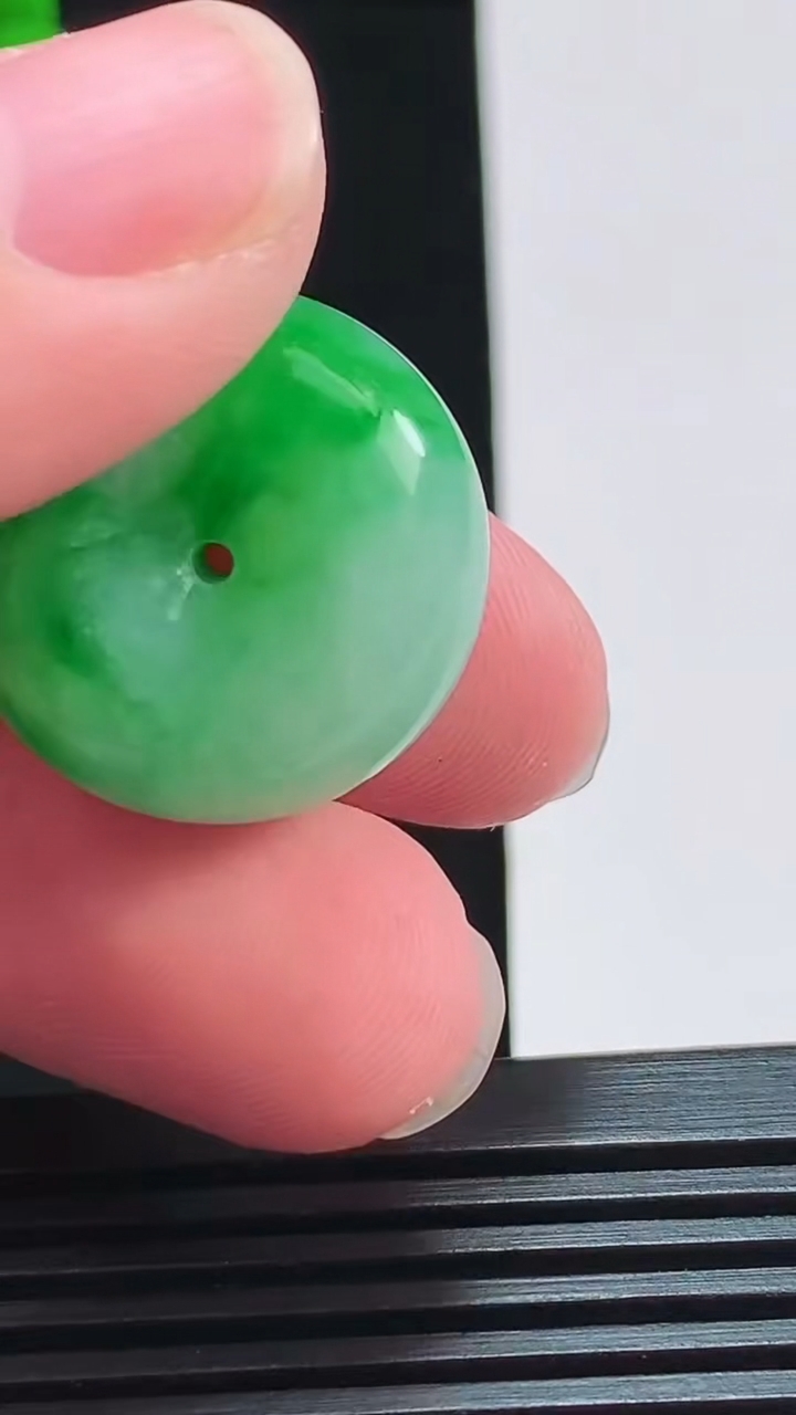 天然A货翡翠路路通吊坠，尺寸23-11.6 重量:13.25g
8月7日