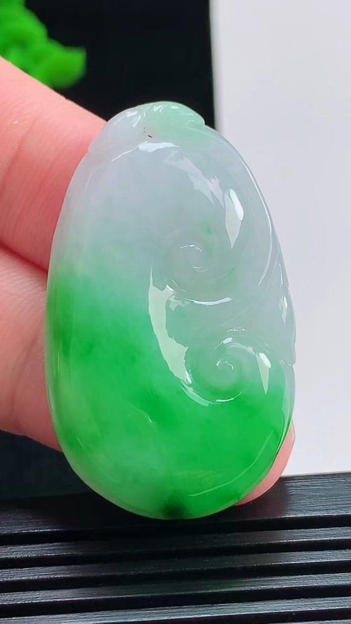 天然A货翡翠如意吊坠，尺寸41-25-5.8 重量:12.38g
8月7日