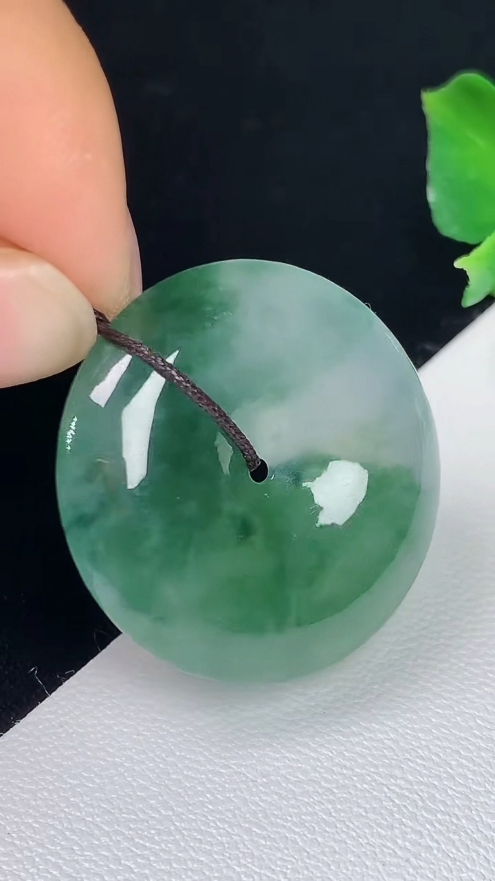 天然A货翡翠平安扣吊坠，尺寸26.3-6，重量:8.22g
8月7日
