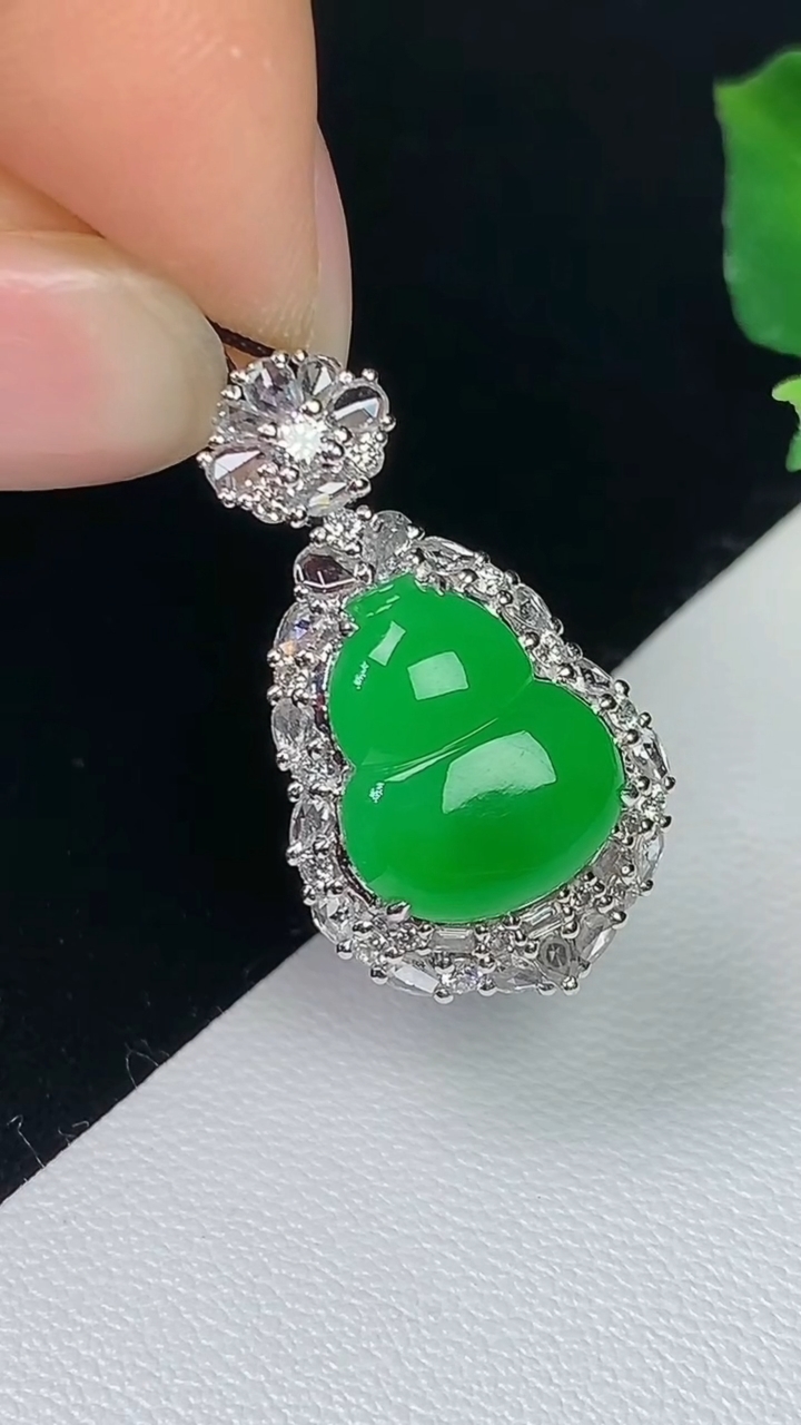 天然A货翡翠葫芦吊坠，尺寸24.4-13.6-9.2，裸石11.9-9.7，重量:3.48g
8月7