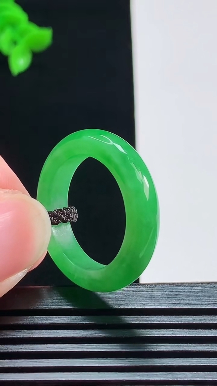 天然A货翡翠玉指环 戒指，尺寸18.3-5.2-4 重量:4.51g2026年8月7日
工厂直销收藏