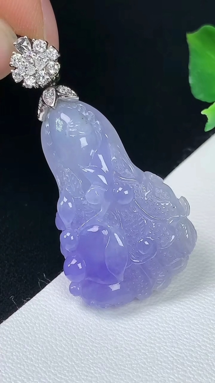 天然A货翡翠k金紫罗兰白菜吊坠，尺寸30.5-19.6-7.8，重量:8.12g
8月7日