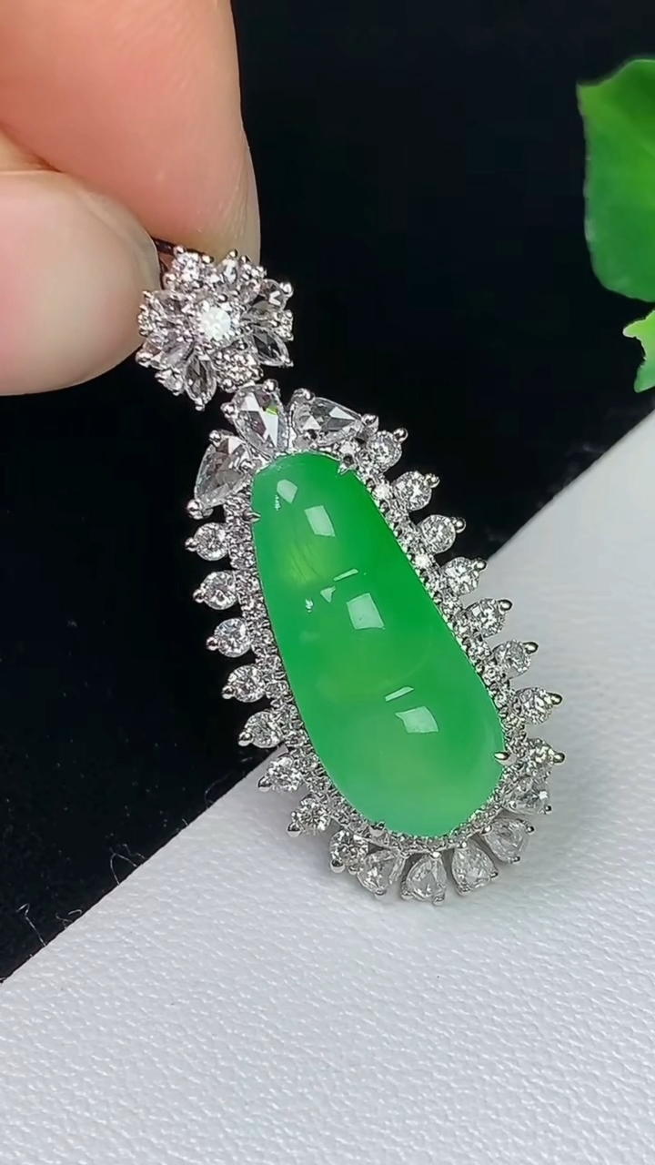 天然A货翡翠福豆吊坠，尺寸32.6-14.3-9.2，裸石18-8，重量:4.62g
8月7日
