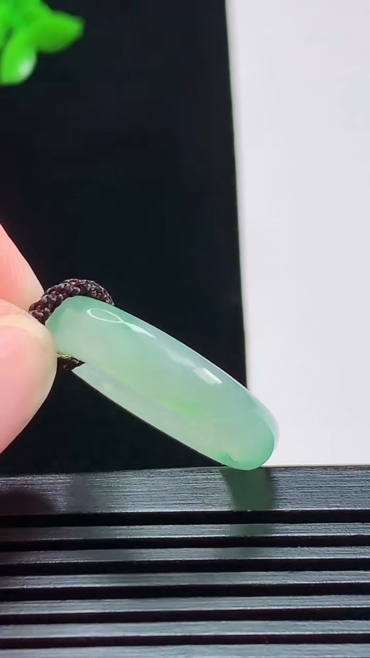 天然A货翡翠玉指环 戒指，尺寸17.2-5.2-3.5 重量:3.53g2026年8月7日
工厂直销收藏佳品,种好水足，色泽均匀，有种有色，上手高大气！
