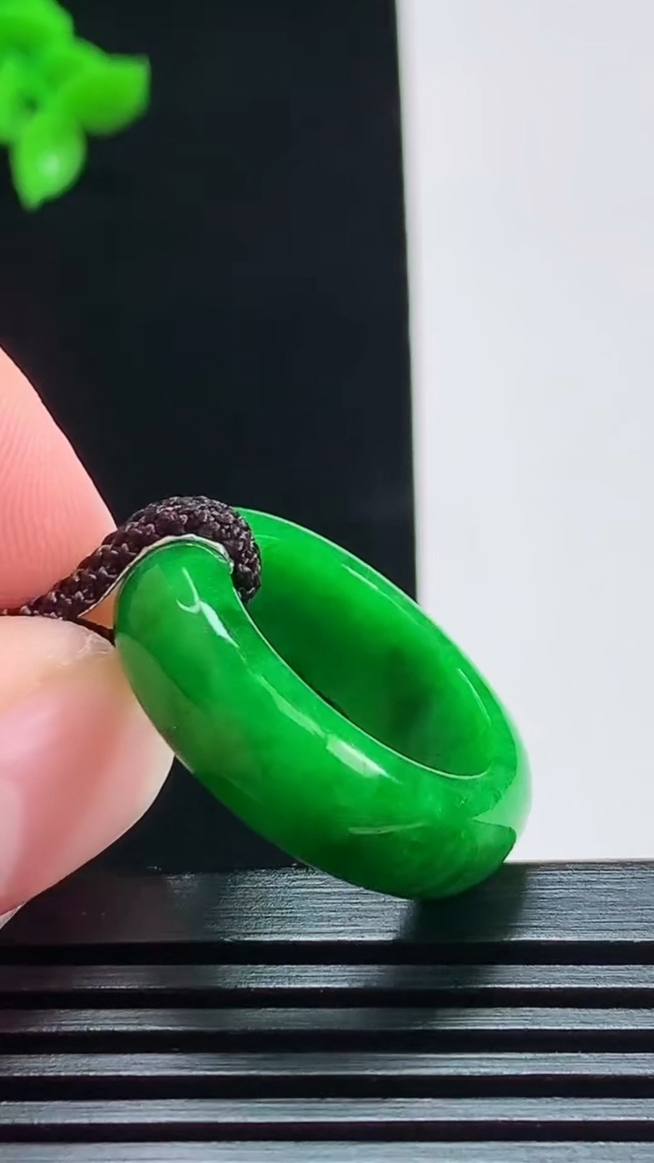 天然A货翡翠玉指环 戒指，尺寸17.5-7-4 重量:5.69g2026年8月7日
工厂直销收藏佳品,种好水足，色泽均匀，有种有色，上手高大气！