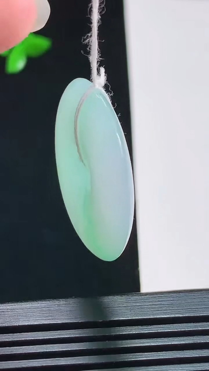 天然A货翡翠平安扣吊坠，尺寸30.4-5.2 重量:10.47g
8月7日