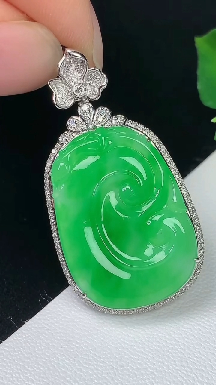 天然A货翡翠如意吊坠，尺寸37.4-19.9-7.3，裸石24.6-17.6，重量:6.05g
8月7日