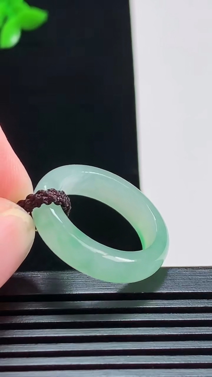 天然A货翡翠玉指环 戒指，尺寸17.2-5.2-3.5 重量:3.53g2026年8月7日
工厂直销收藏佳品,种好水足，色泽均匀，有种有色，上手高大气！