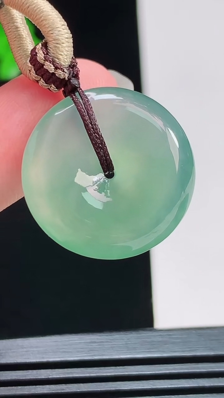 天然A货翡翠平安扣吊坠，尺寸22-5.5 重量:8.40g
8月7日