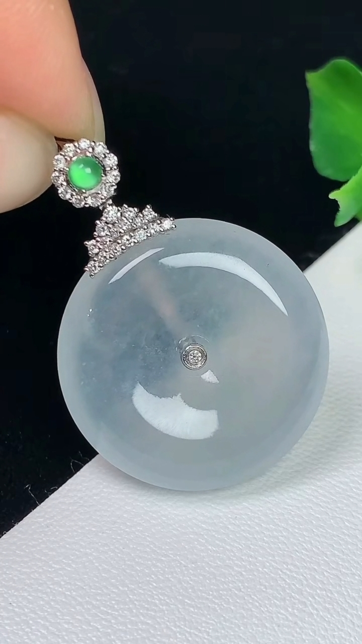 天然A货翡翠白冰平安扣吊坠，尺寸24.5-5.3，重量:7.57g
8月7日