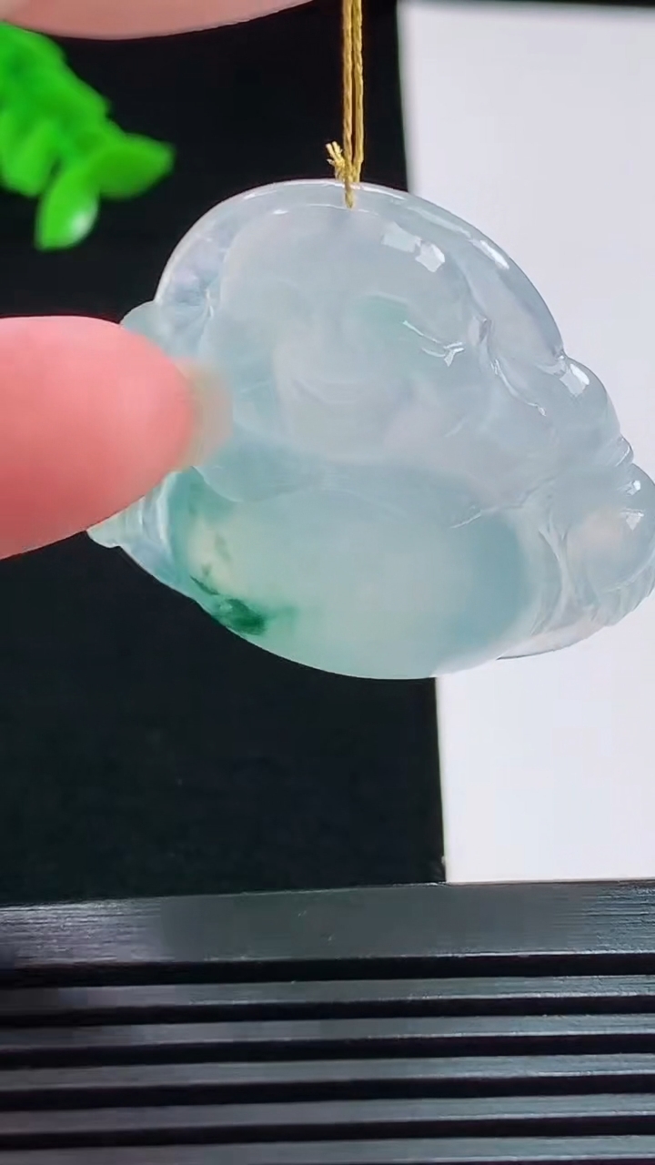 天然A货翡翠种飘花佛公吊坠，尺寸35-37.6-6.5 重量:12.95g
8月7日