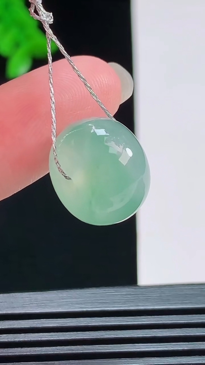 天然A货翡翠路路通吊坠，尺寸15-10.5 重量:5.11g
8月7日