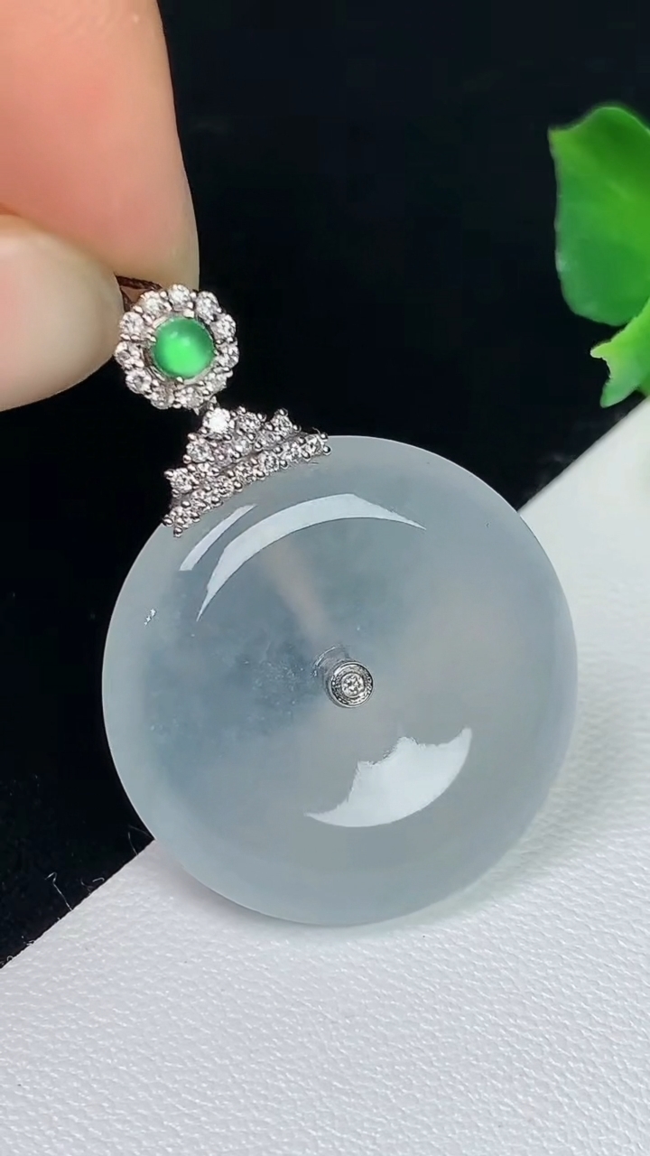 天然A货翡翠白冰平安扣吊坠，尺寸24.5-5.3，重量:7.57g
8月7日