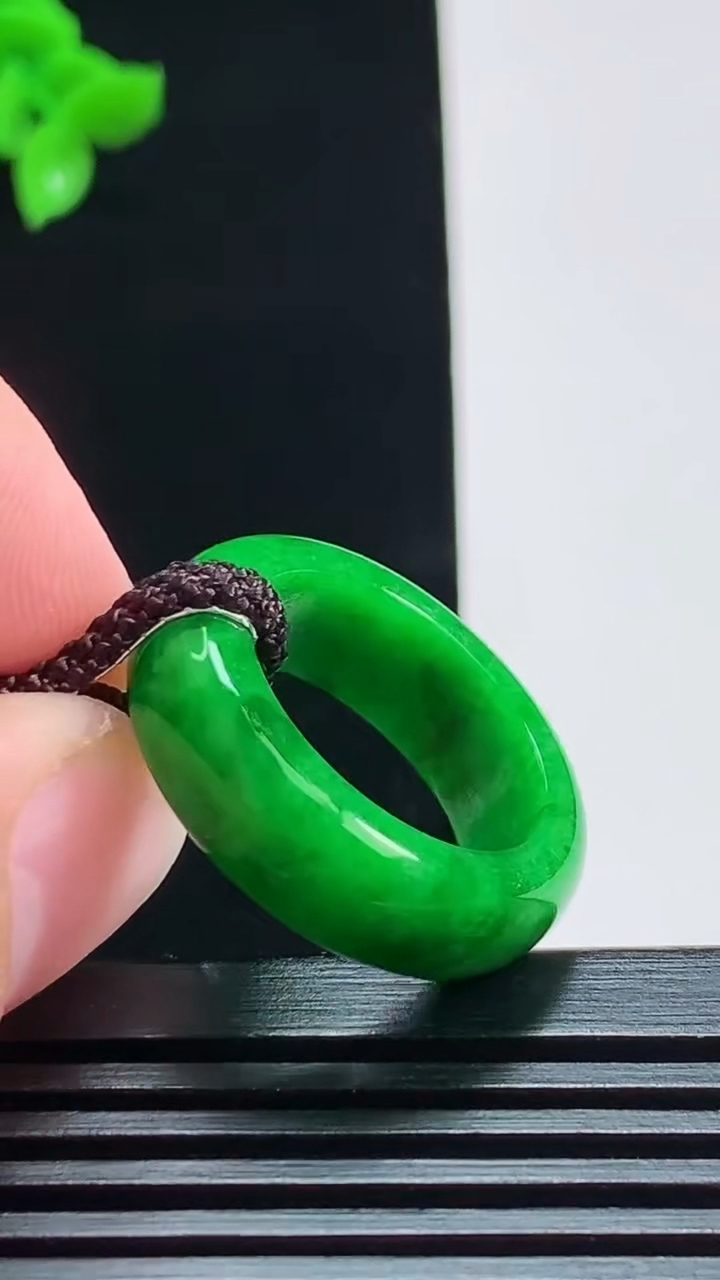 天然A货翡翠玉指环 戒指，尺寸17.5-7-4 重量:5.69g2026年8月7日
工厂直销收藏佳品,种好水足，色泽均匀，有种有色，上手高大气！