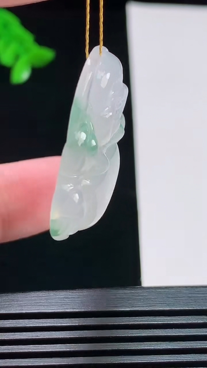 天然A货翡翠种飘花佛公吊坠，尺寸31-35-6 重量:10.14g
8月7日
