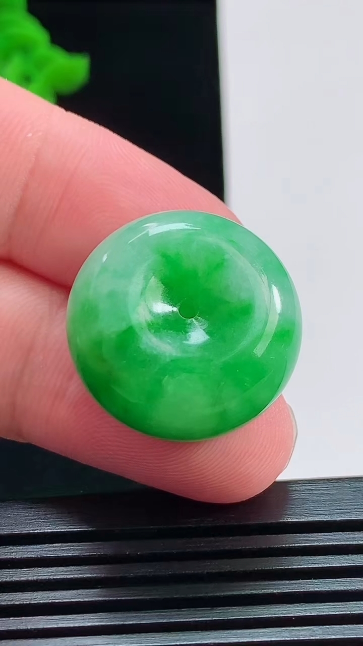 天然A货翡翠路路通吊坠，尺寸23-11.6 重量:13.25g
8月7日