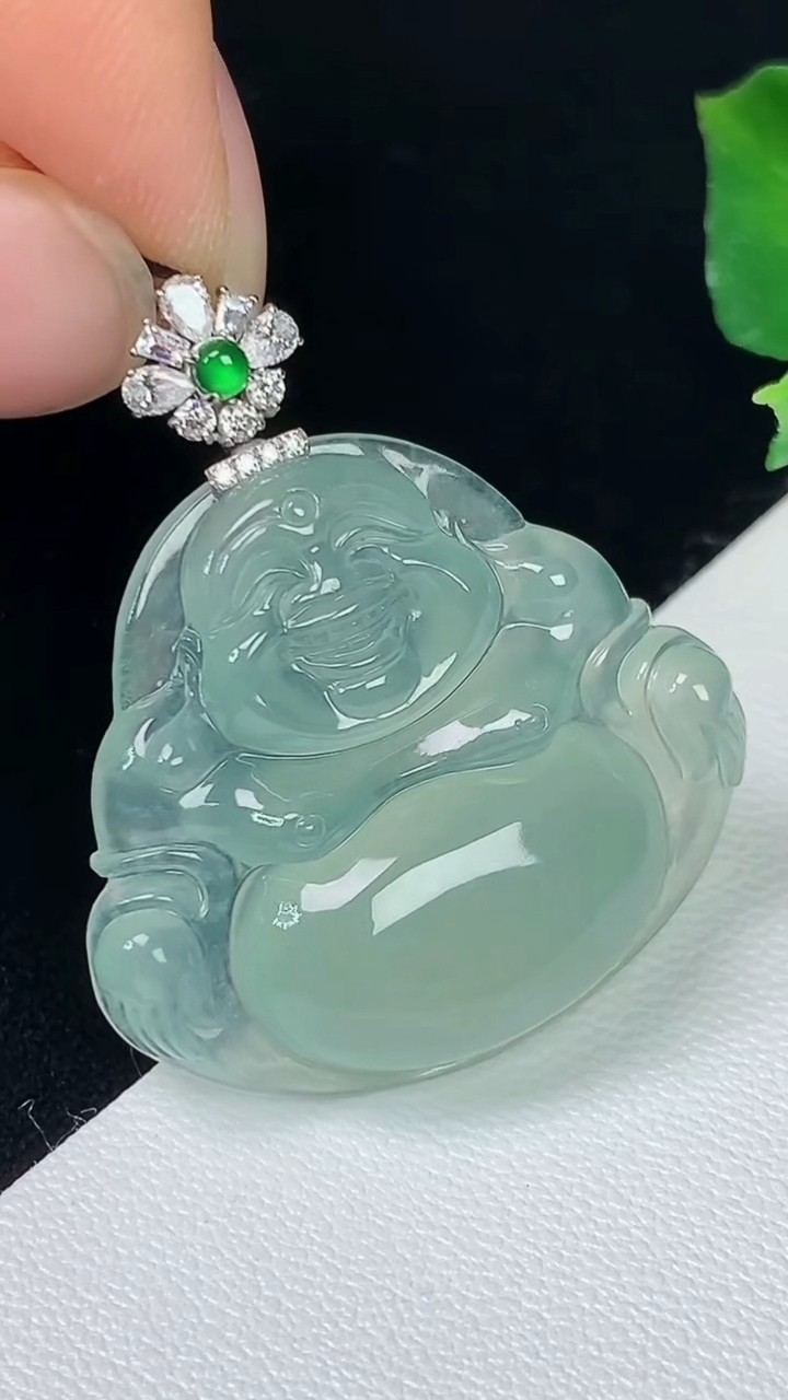 天然A货翡翠佛公吊坠，尺寸23.7-27.6-5.8，重量:6.00g
8月7日