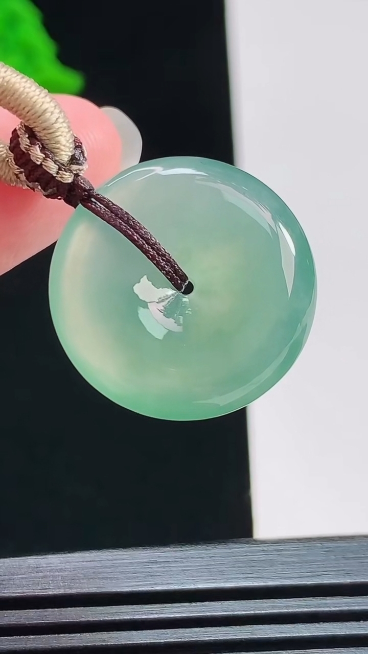 天然A货翡翠平安扣吊坠，尺寸22-5.5 重量:8.40g
8月7日