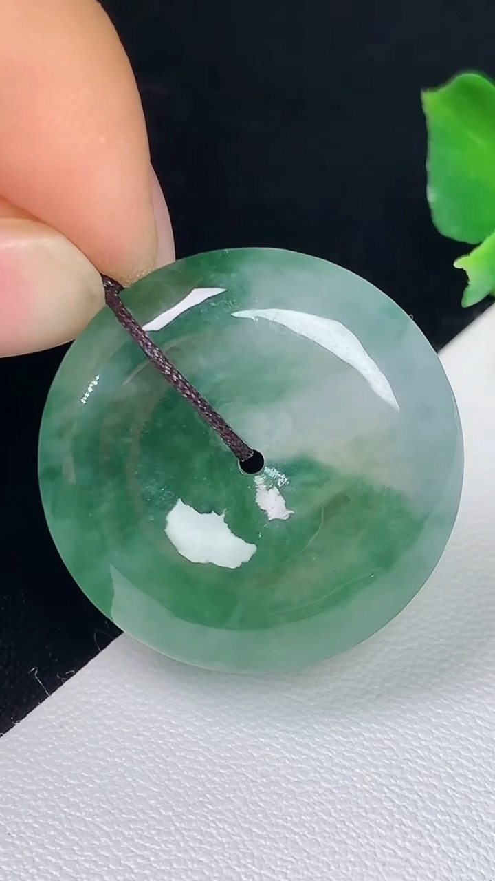 天然A货翡翠平安扣吊坠，尺寸26.3-6，重量:8.22g
8月7日