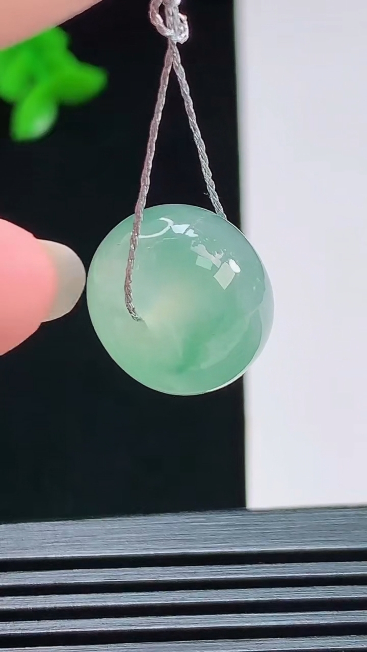 天然A货翡翠路路通吊坠，尺寸15-10.5 重量:5.11g
8月7日